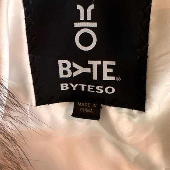 BYTE by TESO Giacca Tanuki Raccoon Fur Coat-NWOT - Picture 3 of 3